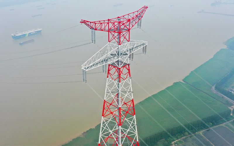 380米高的输电铁塔披上石墨烯防腐“铠甲”