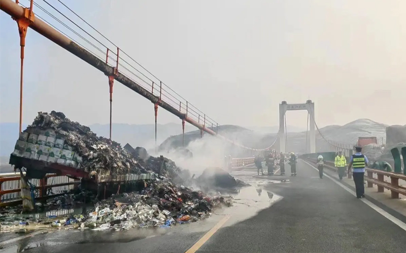 G60沪昆高速北盘江大桥货车自燃事故图片